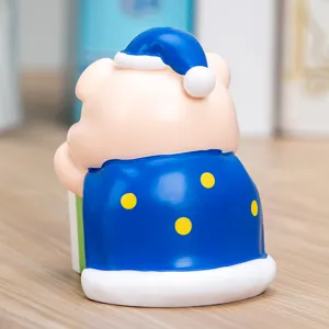 Vista trasera de una figura de cerdo linda con pijama azul estrellado en mesa de madera