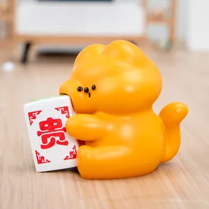 Primer plano de una simpática figura de Mahjong naranja con una pieza de carácter noble
