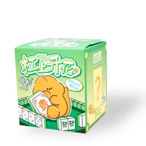 Primer plano del embalaje de una caja sorpresa temática de Mahjong con linda mascota.