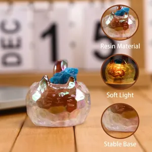 Mignonne figurine de chat en résine irisée avec lumière douce pour décoration de bureau