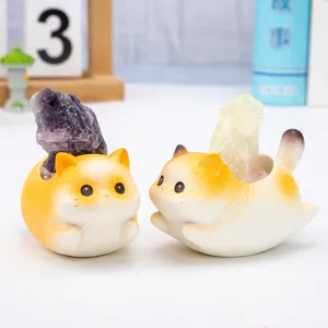 Simpatiche figurine di gatto in resina con cristalli grezzi di ametista e citrino