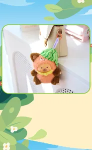 Adorable llavero creativo de peluche con gorro de sandía colgado en un bolso beige