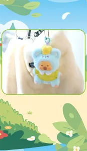 Primer plano de un lindo llavero de oso de peluche azul colgado en un bolso beige suave.