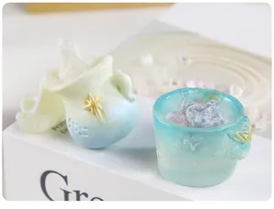 Vue macro de mignonnes figurines Zodiac en résine avec cristaux pour décoration.