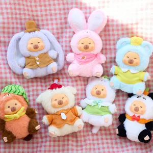 Colección de lindos colgantes de peluche en varios disfraces de animales sobre cuadros