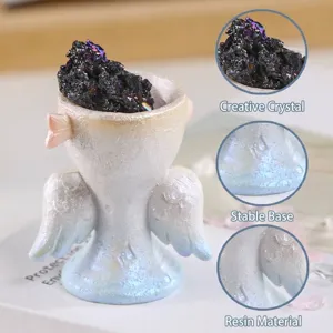 Figurine de gobelet en résine avec ailes d'ange et amas de cristal noir iridescent