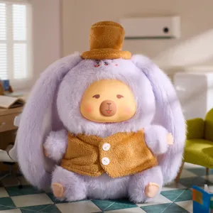 Adorable figura de peluche en traje de conejo morado con chaleco marrón decorativo.