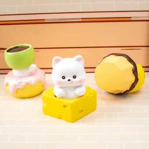 Détail de figurines de chien Westie en résine en forme de fromage et donut, série blind box
