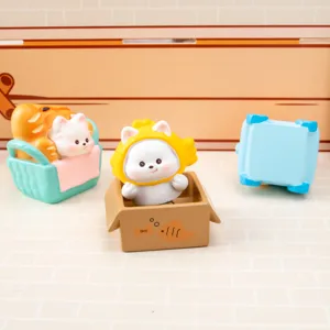 Gros plan de jolies figurines en résine Westie Bakery dans des paniers et boîtes.