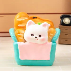 Gros plan détaillé d'une mignonne figurine en résine de West Highland Terrier en panier