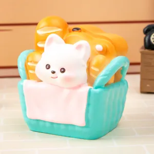 Détail d'une adorable figurine de chien Westie en résine dans un panier de pain