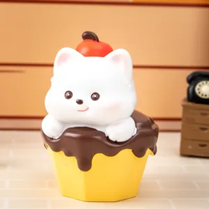 Vue détaillée de la figurine Westie assise dans un cupcake au chocolat