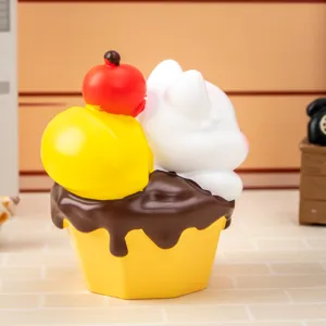 Vue arrière d'une figurine de chien Westie en résine style cupcake au chocolat et sundae