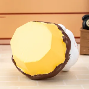 Détail en gros plan montrant la texture lisse en résine de la figurine Westie Bakery