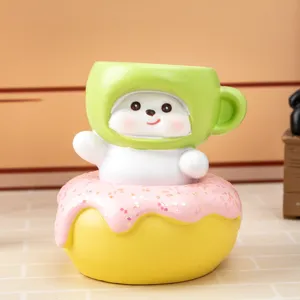 Gros plan détaillé d'une figurine en résine de Westie assis dans un donut rose brillant