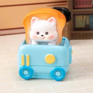 Gros plan d'une jolie figurine en résine de chien Westie dans un bus en forme de pain