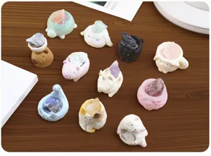 Niedliche Tierfiguren aus Harz mit Naturkristallsteinen für die elegante Wohndekoration