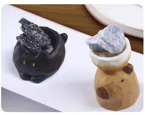 Detaillierte Ansicht niedlicher Katzen- und Wasserschwein-Harzfiguren mit Naturkristall.