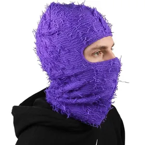 Detaillierte Seitenansicht einer violetten, zotteligen Strick-Balaclava für den Winter