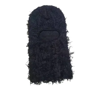 Detailansicht der schwarzen, zotteligen Balaclava mit Sehschlitz für den Winterschutz