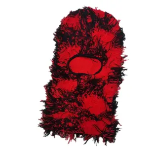 Rote und schwarze Balaclava-Maske aus Zottelstrick mit Fransen-Detail und einer Öffnung