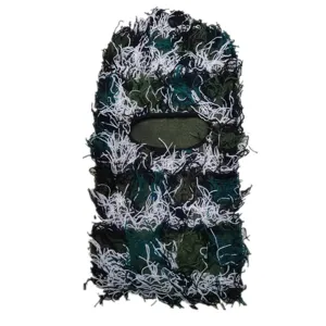 Detailansicht einer Camouflage Strick-Sturmhaube mit Ghillie-Anzug-Textur-Effekt