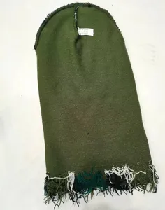 Innenansicht einer olivgrünen Strick-Sturmhaube mit weichem Etikett aus 100% Acrylmaterial