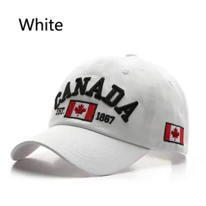 Detaillierte Makroansicht einer weißen Baseballkappe mit Kanada-Flagge Stickerei