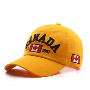 Seitenansicht der gelben Baseballkappe mit kanadischer Flagge und CANADA-Stickerei