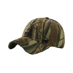 Vue détaillée d'une casquette de baseball camouflage tactique avec motif de roseaux