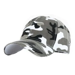 Vue détaillée d'une casquette de baseball camouflage avec des motifs gris et noirs