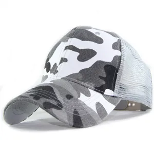 Vue détaillée d'une casquette de baseball en filet camouflage gris sur fond blanc