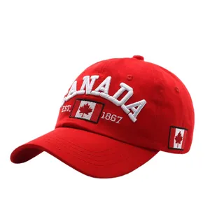 Rote Baseballkappe mit Kanada-Flaggen-Stickerei, 3D-Buchstaben und EST. 1867 Text auf Weiß.