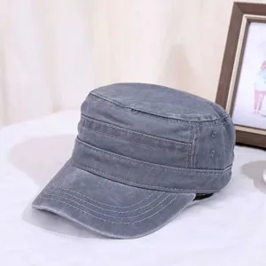 Nahaufnahme einer grau gewaschenen Baumwoll-Denim-Militärmütze für den Außenbereich.