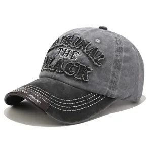 Dettaglio del tessuto denim lavato e del ricamo 3D su un cappellino da baseball vintage
