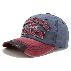 Primo piano del cappellino da baseball in denim lavato vintage con lettere rosse applicate