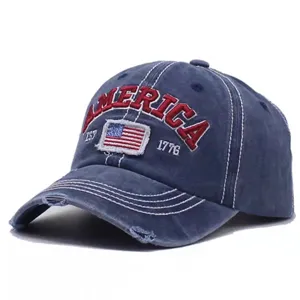 Detail der dunkelblauen Baseballkappe mit rotem Amerika-Stick und USA-Flaggen-Patch.