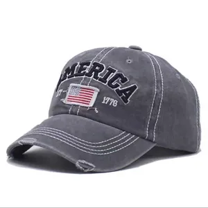 Nahaufnahme einer grauen Vintage-Baseballkappe mit Amerika-Stickerei und US-Flagge.