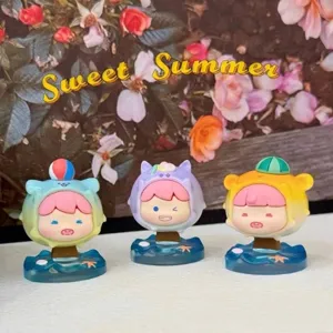 Primo piano di tre graziose mini figurine Moe Li su basi a forma di onde blu.