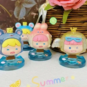 Primo piano di quattro graziose figurine blind box dello zodiaco su basi a onda