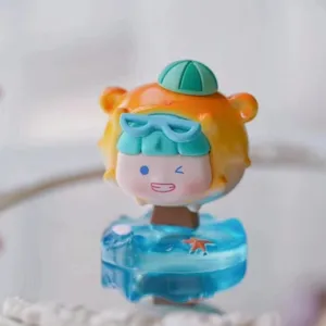 Dettaglio di una simpatica figura blind box serie Sweet Summer su base d'acqua blu
