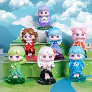 Vue détaillée de sept figurines chibi de style chinois classique en Hanfu coloré.