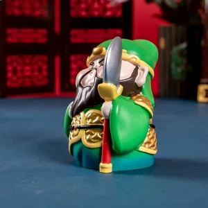 Dettaglio laterale della statuetta in resina di Guan Yu, dio della ricchezza, per auto e casa.