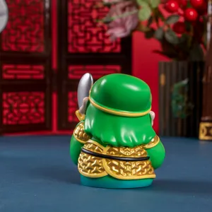Vista posteriore dettagliata di una statuina Guan Yu in resina verde e oro per auto cruscotto