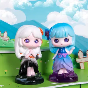 Deux figurines de beautés classiques chibi en robes de fantaisie sur un décor herbeux