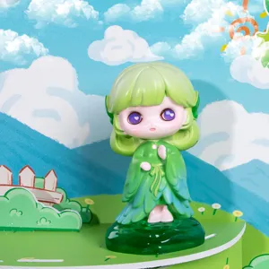 Gros plan d'une figurine de fée verte aux yeux violets et robe fluide style blind box