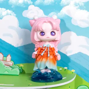 Gros plan d'une figurine blind box montrant une fille en robe en écailles de poisson.