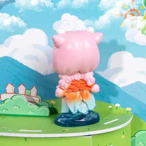 Vue détaillée d'une figurine en résine rose montrant les écailles de poisson sur la robe.