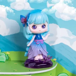 Vue détaillée d'une figurine de fille en résine fantaisie aux cheveux bleus et papillon