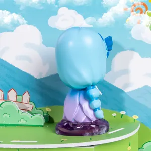 Vue arrière détaillée d'une figurine de fille classique aux cheveux bleus et robe violette
